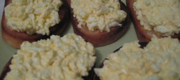 бутерброды с яйцом на поджаренном хлебе