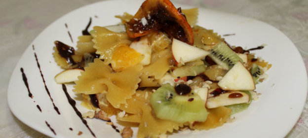 Десертный салат с фруктами, карамелизированными бабочками и шоколадным соусом