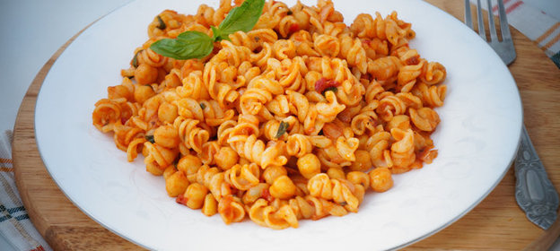 Паста с нутом и томатным соусом