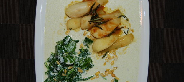 салат с карамелизованной грушей и горгонцолой