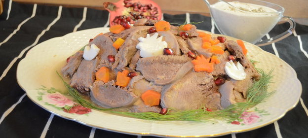 Заливной язык на хлебной горке