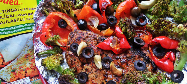 Куриная грудка с запечёнными овощами и маслинами
