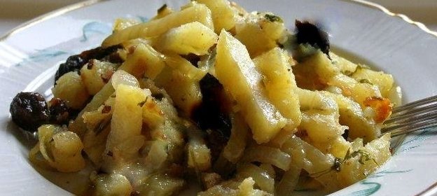 Картофель, тушенный с черносливом