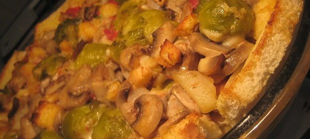 Запеканка с брюссельской капустой, грибами и сыром в белом хлебе