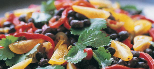 Салат из черной фасоли и жареного стручкового перца