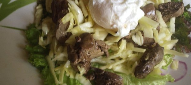 Салат с куриной печенью и яйцом-пашот