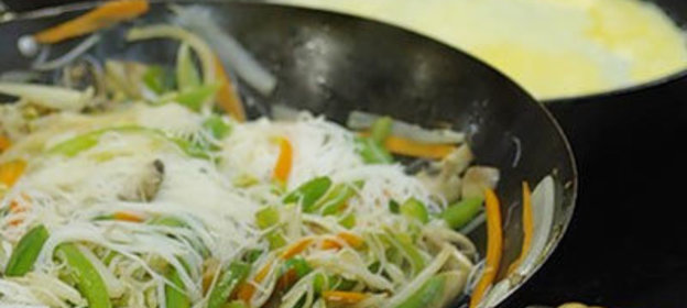 Лапша с говядиной и овощами по-корейски