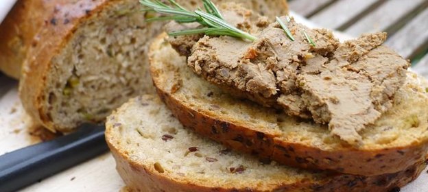 Домашний паштет со свежеиспеченным хлебом с маслинами