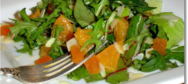 Салат с мандаринами, курагой и миндальными лепестками