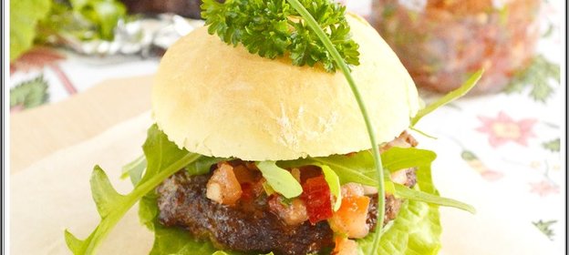 Домашний гамбургер с овощным соусом