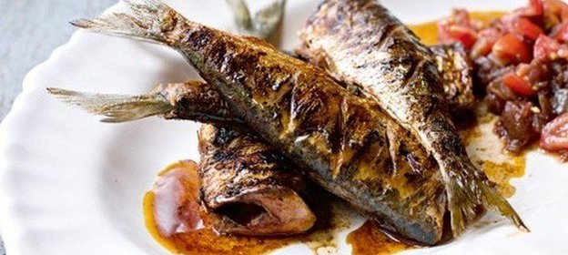 Сардины на гриле с томатным чатни