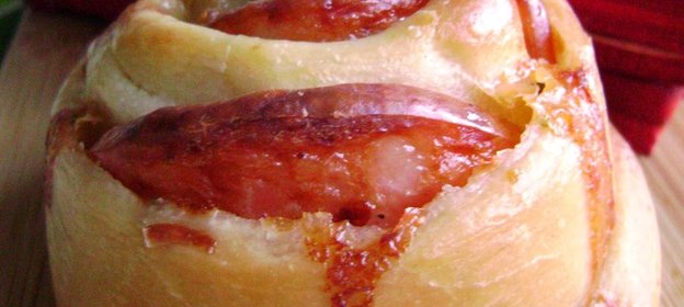 Пикантные розочки из хлебного теста с ветчиной и сыром