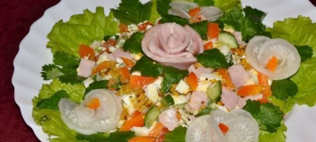 Праздничный салат с ветчиной и болгарским перцем