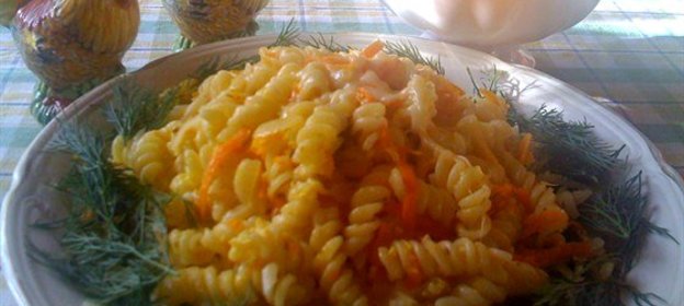 Макароны с яйцом и морковью