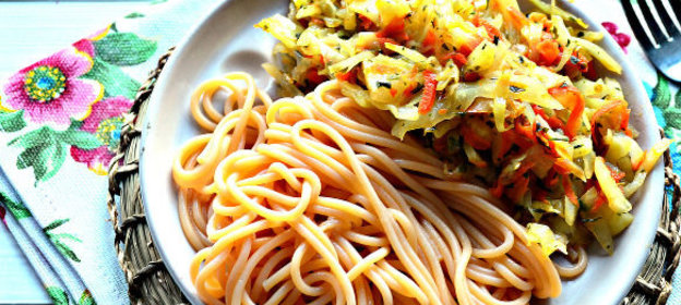 Томатные спагетти с жареной капустой