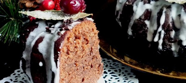 Рождественский пряный шоколадный кекс без яиц и масла, с черносливом и черемухой
