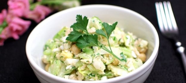 Салат с сельдереем и тунцом