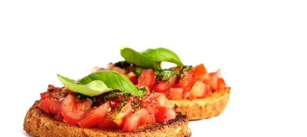 Поджаренный хлеб (bruschette) с помидорами и базиликом