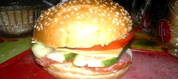 Домашний гамбургер с горчицей