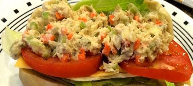 Простой салат с тунцом консервированным