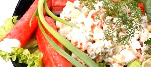 Крабовый салат с кукурузой и зеленым горошком