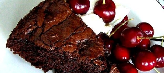 Пирог с вишней и шоколадом