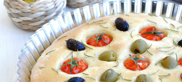 Постный хлеб с помидорами-черри, маслинами и розмарином