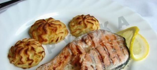 Лосось в сливочно-луковом соусе