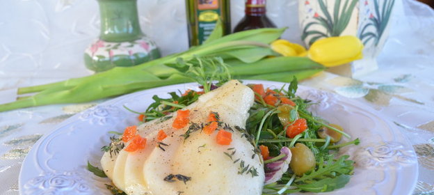 Салат с грушей, сыром бри и курагой