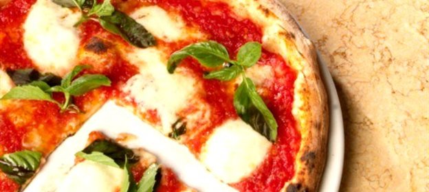 Пицца с острым сыром и листьями салата