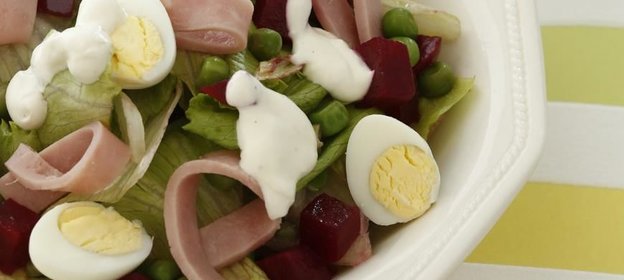 Салат со свеклой, горошком и ветчиной