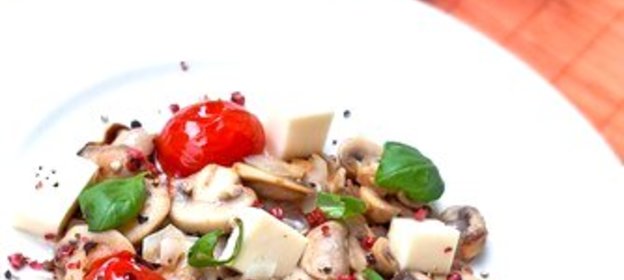 Салат из шампиньонов с моцареллой