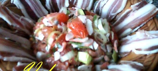 Салат пикантный с беконом