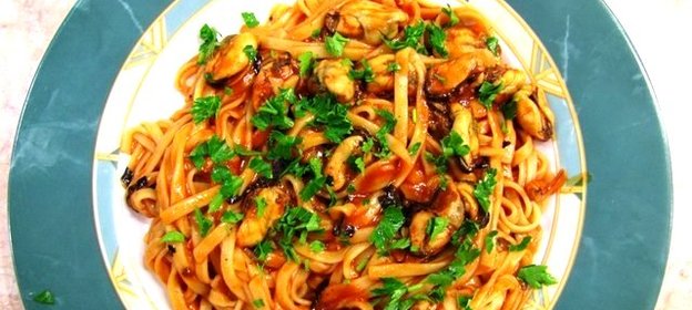 Паста с мидиями в томатном соусе