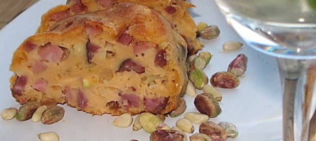 Сырный кекс с копченостями и томатным соком