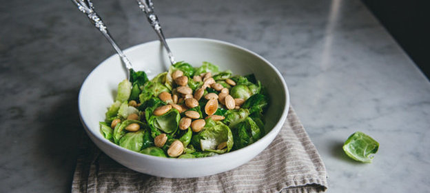 Салат из брюссельской капусты с миндалем