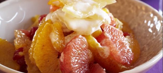 Салат из цитрусовых с йогуртом и засахаренным имбирем