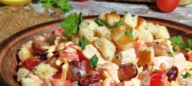 Салат с курицей, фасолью и сухариками