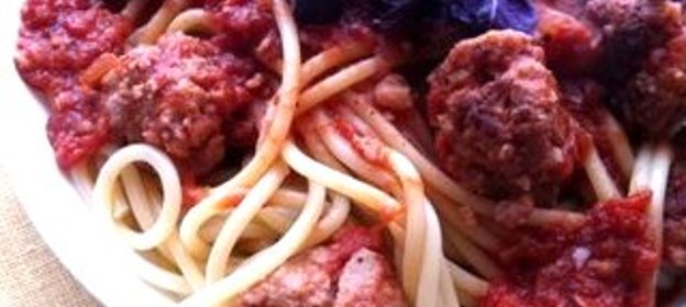 Спагетти болоньезе с тефтелями