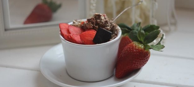 Шоколадный десерт с маскарпоне, вафлями и клубникой