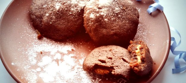 Шоколадные подушечки с начинкой из арахисовой пасты