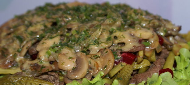 Пряный салат с говядиной, свёклой и грибами