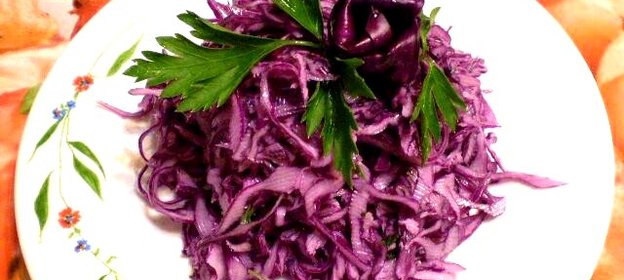 Капустный салат с чесноком и сметаной