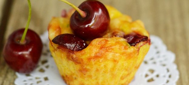 Сырные кексы с черешней и итальянскими травами