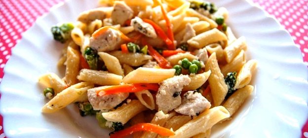 Паста с курицей в сливочном соусе