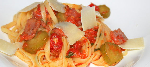 Паста с варено-копченой говядиной и маринованными огурцами