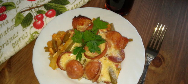 Запеканка с сардельками и колбасой