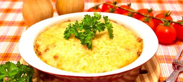 Запеканка с куриным филе, грибами и картофельным пюре