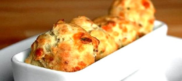 Булочки с беконом и сыром