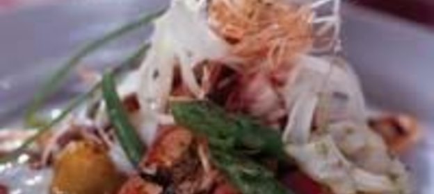 Теплый салат из морепродуктов с песто